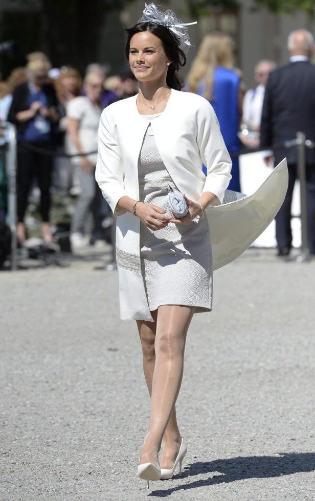 Prinzessin Sofia von Schweden bei einer Veranstaltung in einem weißen Kleid und Blazer.