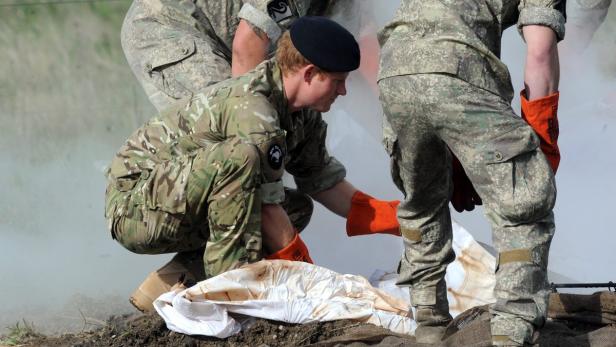 Prinz Harry hilft beim Befüllen von Sandsäcken während seiner Zeit beim neuseeländischen Militär.