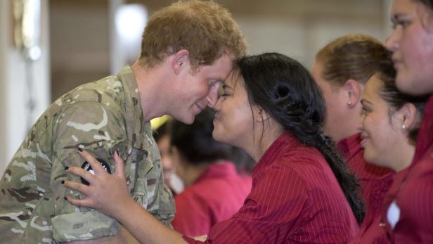 Prinz Harry berührt mit einer Frau die Stirn, eine traditionelle Maori-Begrüßung.