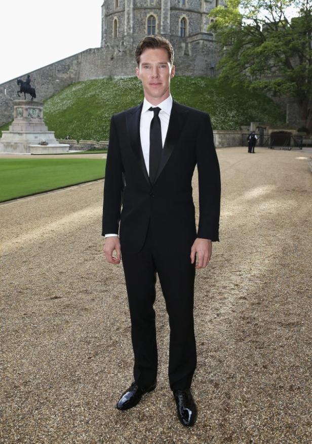 Benedict Cumberbatch posiert vor Schloss Windsor in einem schwarzen Anzug.