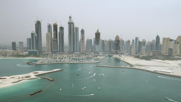 Blick auf die Skyline von Dubai mit Yachten im Wasser.
