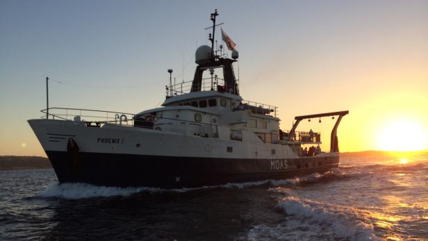 Das Schiff „Phoenix I“ fährt bei Sonnenuntergang auf dem Meer.