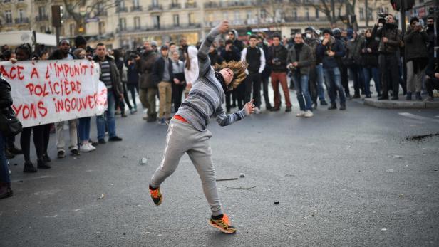 Paris: Vorortjugend und Polizei im Clinch