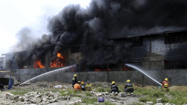 Feuerwehrleute bekämpfen einen Brand in einem mehrstöckigen Gebäude.