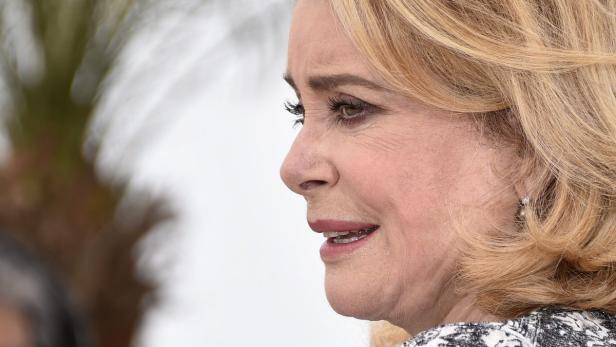 Nahaufnahme von Catherine Deneuve im Profil.