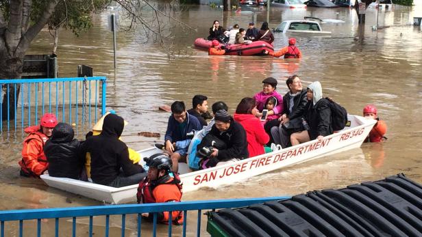 Rescuers from the San Jose Fire Department pilot b Schlimmstes Hochwasser seit 100 Jahren in San Jose