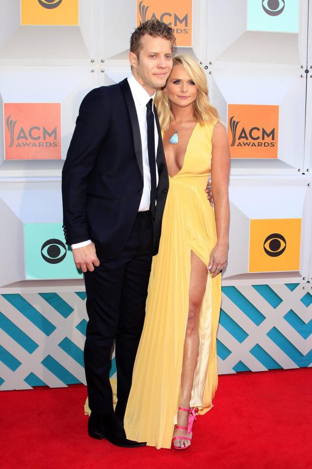 Miranda Lambert und ihr Begleiter posieren auf dem roten Teppich der ACM Awards.
