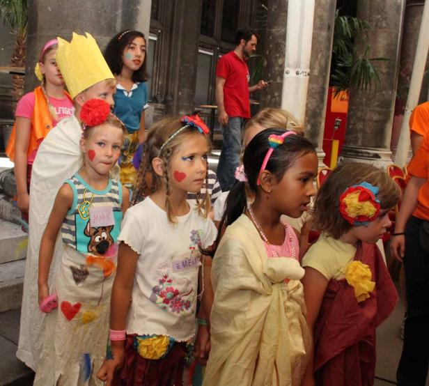 Eine Gruppe von Kindern in Kostümen steht in einer Reihe.