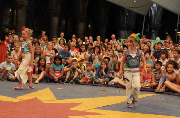 Kinder nehmen an einer Modenschau mit fantasievollen Kostümen teil.