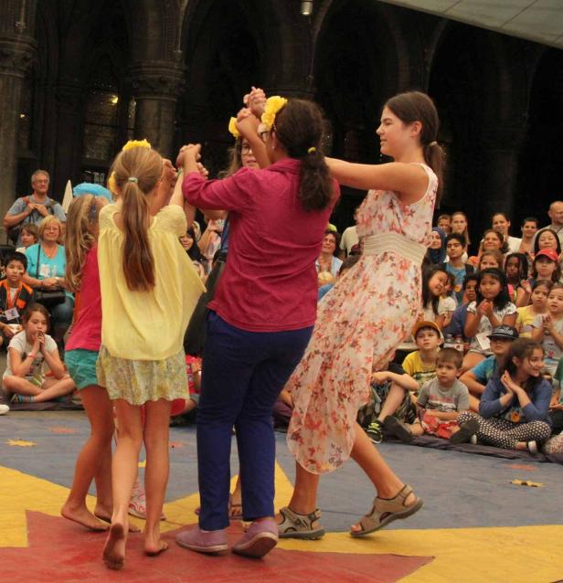 Eine Gruppe Mädchen tanzt vor einem Publikum.