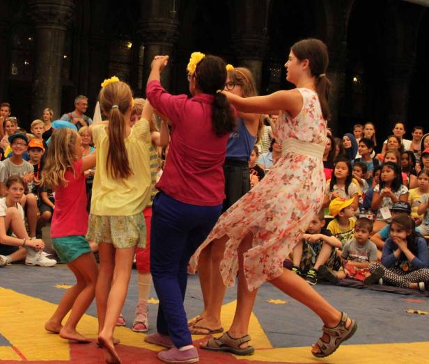 Eine Gruppe junger Mädchen tanzt vor einem Publikum.