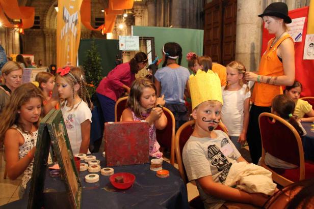 Kinder lassen sich bei einer Veranstaltung schminken.