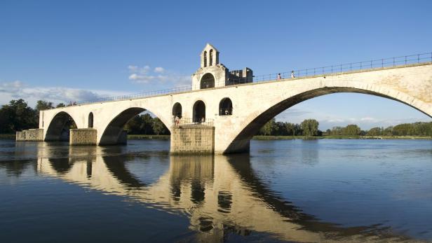 Die Brücke von Avignon überspannt die Rhône.