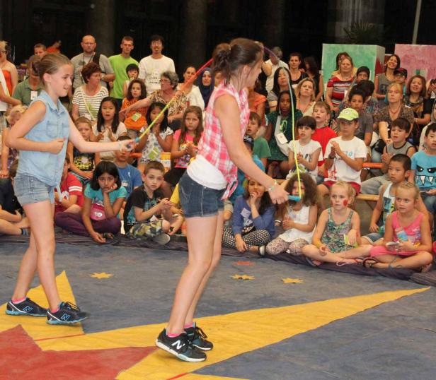 Zwei Mädchen führen vor Publikum Seilspringen vor.