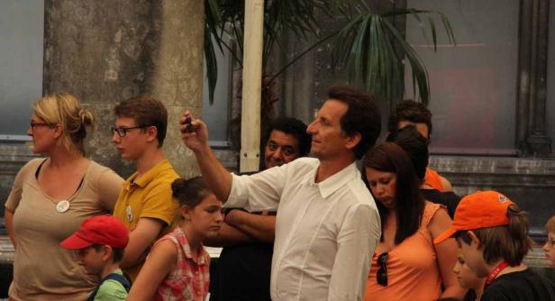 Eine Gruppe von Menschen steht beieinander, während ein Mann ein Foto macht.