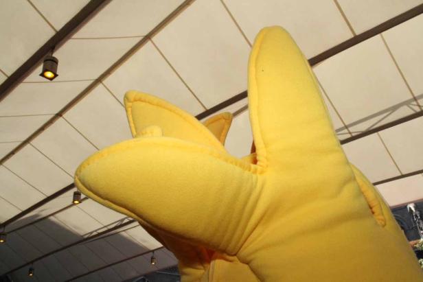 Nahaufnahme des Kopfes eines gelben Pikachu-Kostüms.