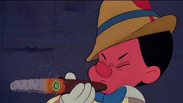Pinocchio raucht eine Zigarre, sein Gesicht ist rot und er kneift die Augen zusammen.