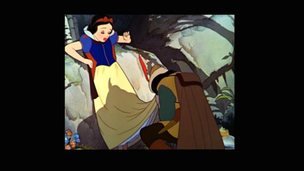 Szene aus dem Film „Schneewittchen und die sieben Zwerge“, in der Schneewittchen und ein Jäger zu sehen sind.