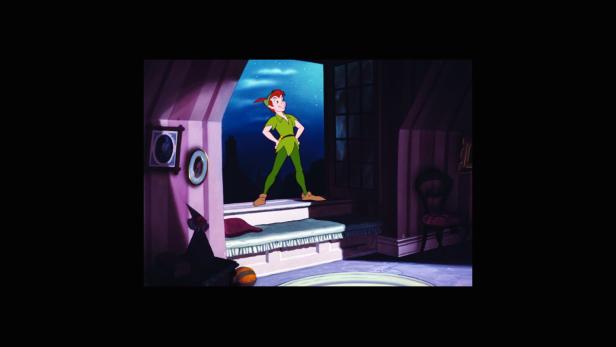 Peter Pan steht in einem Zimmer mit Blick auf den Nachthimmel.