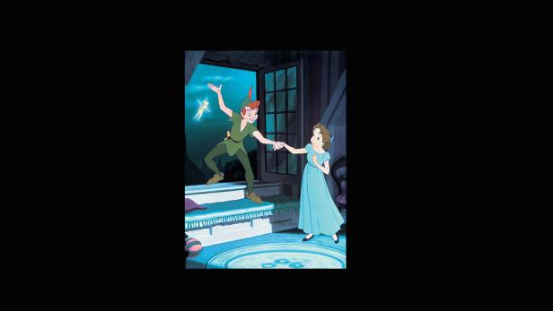 Peter Pan hält Wendy an der Hand, während Tinkerbell daneben fliegt.