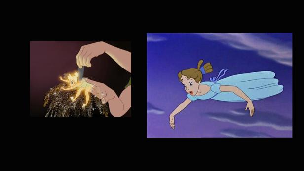 Szene aus „Peter Pan“: Tinkerbell wird mit Feenstaub bedeckt, während Wendy durch die Luft fliegt.