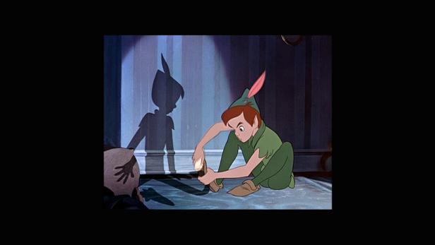 Peter Pan fesselt den Schatten eines Kindes mit seinen Schuhen.