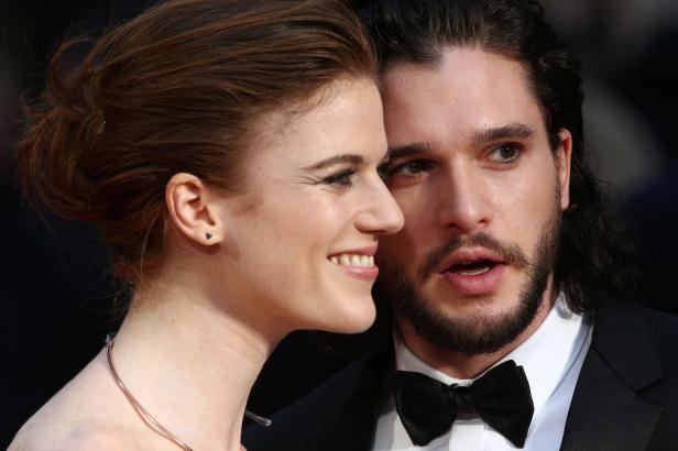 Rose Leslie und Kit Harington posieren auf einem roten Teppich.
