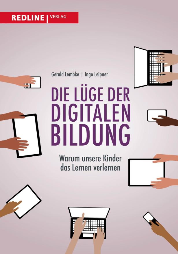 Das Buch „Die Lüge der digitalen Bildung“ von Gerald Lembke und Ingo Leipner mit Händen, die digitale Geräte bedienen.
