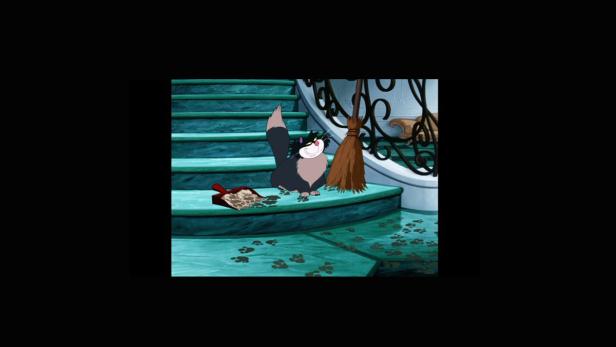 Kater Luzifer aus dem Film „Cinderella“ sitzt auf einer Treppe mit einer Kehrschaufel und Fußabdrücken.