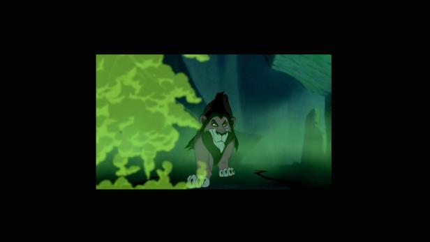 Scar, der Löwe aus „Der König der Löwen“, geht durch eine dunkle Schlucht.