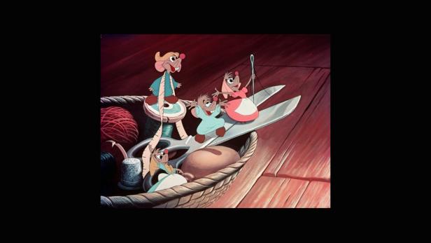 Die Mäuse aus Cinderella spielen in einem Nähkorb mit Schere, Garn und einem Fingerhut.