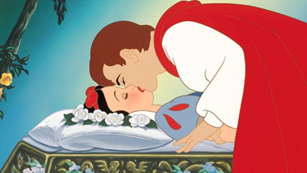 Der Prinz küsst Schneewittchen, die in einem gläsernen Sarg liegt.