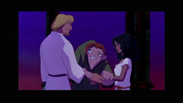 Quasimodo hält die Hände von Esmeralda und Hauptmann Phoebus in seinen.