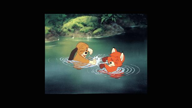 Copper und Tod, ein Hund und ein Fuchs, spielen im Wasser.