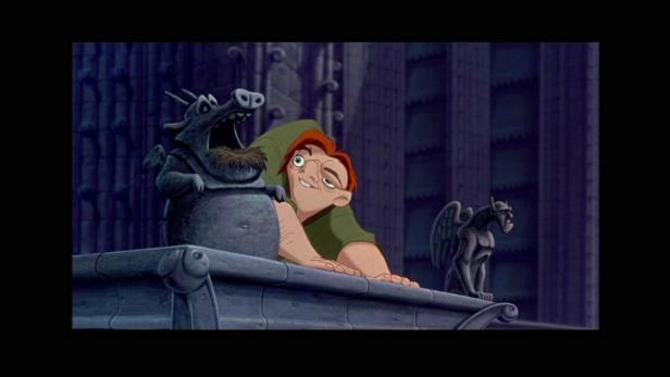 Quasimodo, die Hauptfigur aus „Der Glöckner von Notre Dame“, mit zwei Wasserspeiern.