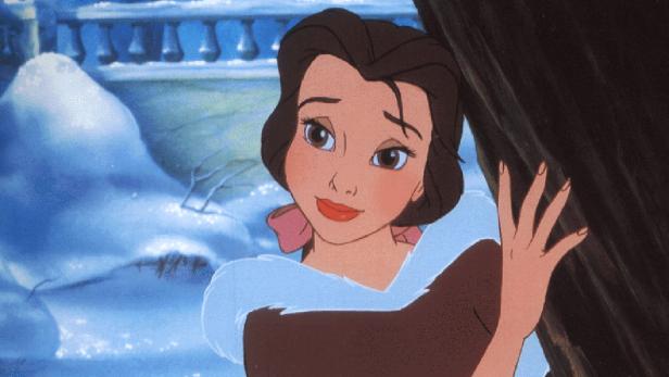 Belle aus „Die Schöne und das Biest“ steht im Schnee.