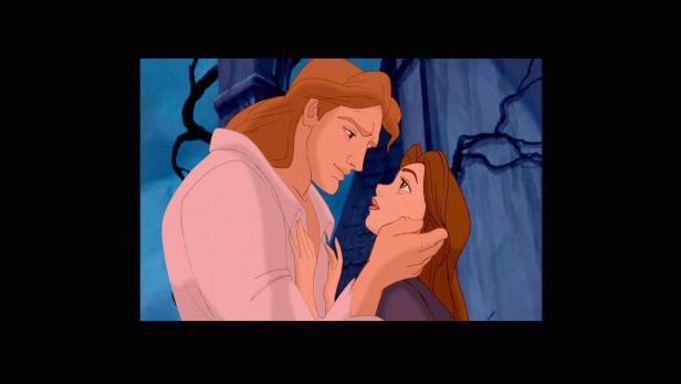 Szene aus dem Film „Die Schöne und das Biest“, in der Belle und der Prinz sich ansehen.
