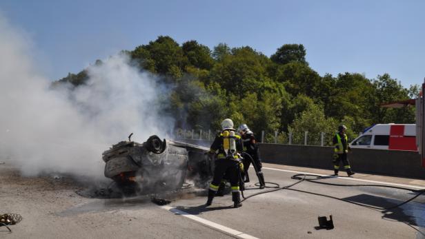 Bub bei Verkehrsunfall auf Westautobahn verbrannt