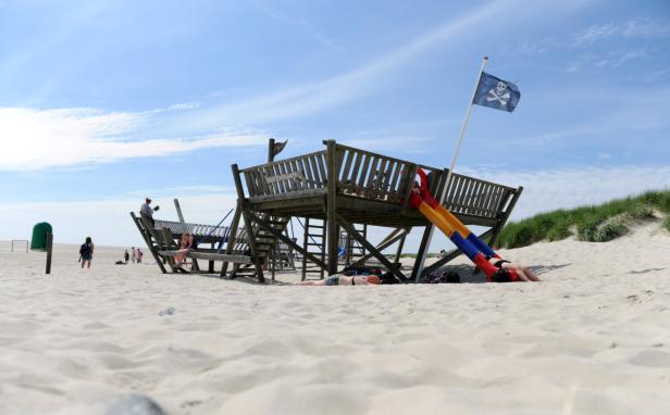 Kinder spielen am Dienstag auf einem Klettergerüst namens "Piratenschiff". Hier wurde Sebastian gefunden. Obduktion: Sebastian im Sand erstickt