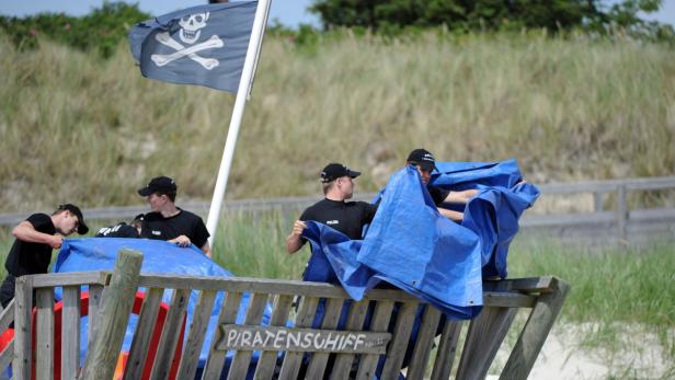 Sebastian dürfte beim Spielen ein Loch gegraben haben und – wie bei einer Lawine – vom Sand begraben worden und erstickt sein Obduktion: Sebastian im Sand erstickt