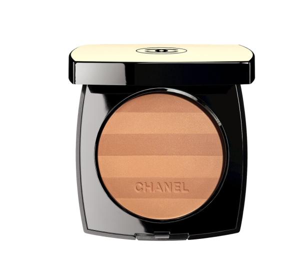 Ein offener Chanel Puder Bronzer mit verschiedenen Brauntönen.