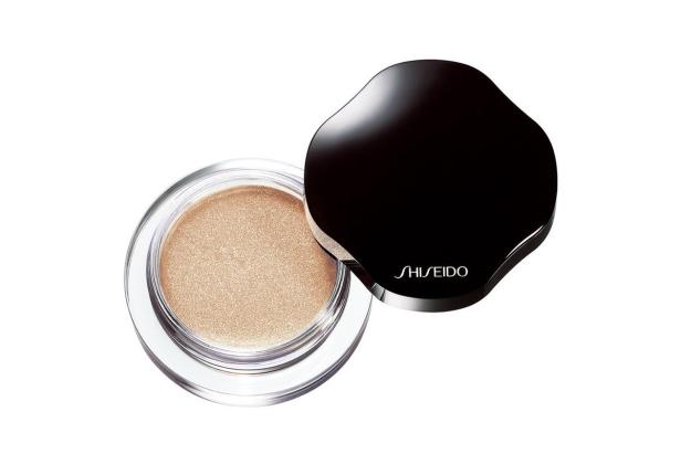Ein geöffneter Tiegel mit schimmerndem Lidschatten der Marke Shiseido.