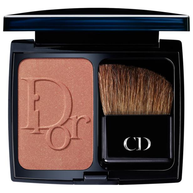 Ein geöffneter Dior Rouge Blush mit Pinsel.