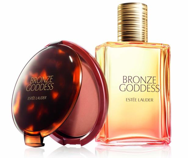 Ein „Bronze Goddess“ Puder und ein Parfüm von Estée Lauder stehen nebeneinander.