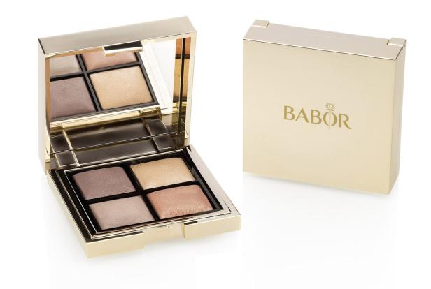 Eine geöffnete goldene Lidschattenpalette der Marke Babor mit vier verschiedenen Farben.