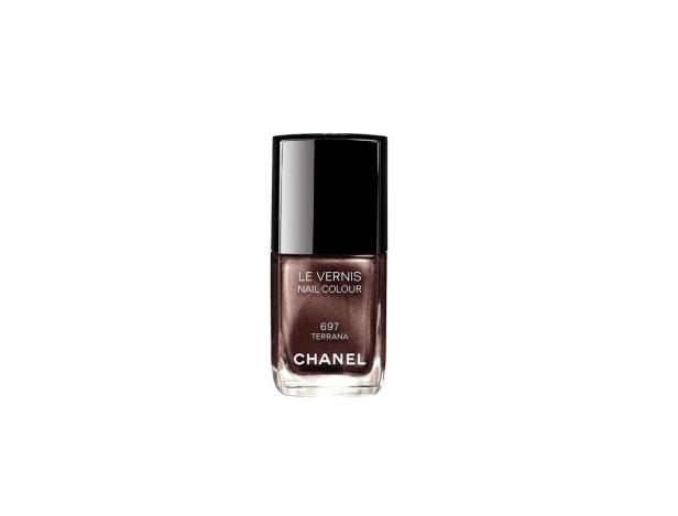 Eine Flasche Chanel Nagellack in der Farbe „697 Terrana“.