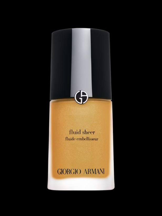 Eine Flasche „Fluid Sheer“ von Giorgio Armani auf schwarzem Hintergrund.