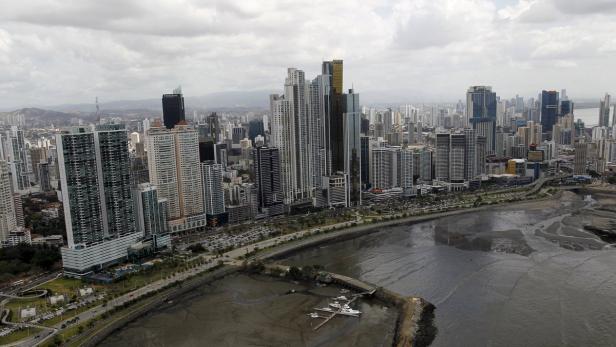 Luftaufnahme der Skyline von Panama-Stadt mit Gezeitenwasser im Vordergrund.