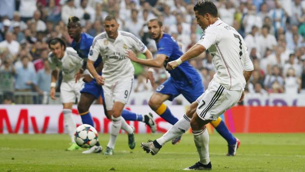 Cristiano Ronaldo schießt den Ball während eines Fußballspiels.