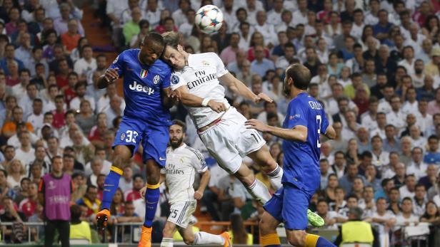 Zwei Fußballspieler kämpfen in einem Fußballspiel um den Ball.